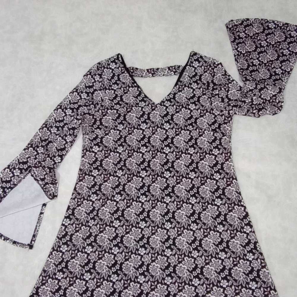 SIGNATURE ROBBIE BEE Black with Red Accents Floral Print Split Bell Slee… - Picture 7 of 9
